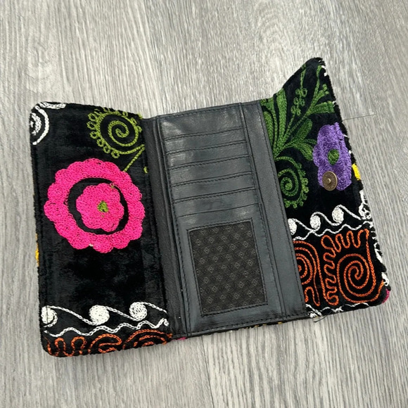 Embroidered Boho Funky TriFold Multicolor Floral Wallet - Picture 3 of 4